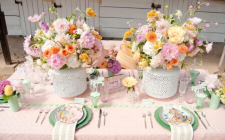 romantische tischdeko zur hochzeit frühling blumen vasen minze rosa