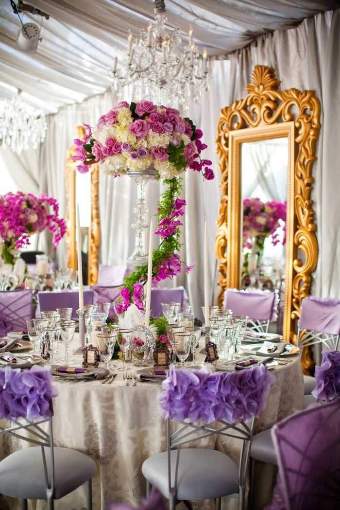 romantische tischdeko zur sommer hochzeit lila rosa rosen spiegel