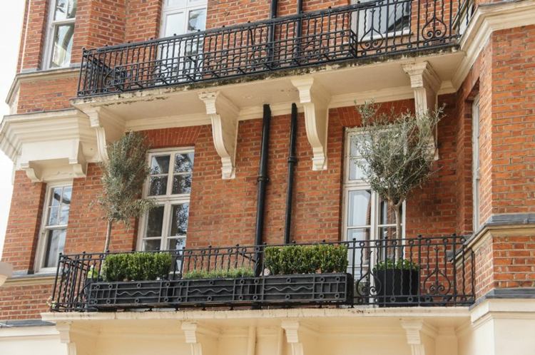 romantischer-Balkon-mit-Olivenbaum