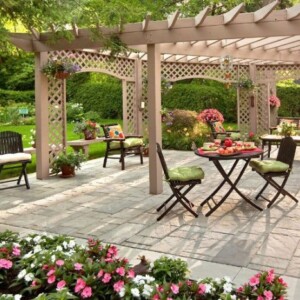 romantisches design pergola blumen patio gerüst kletterpflanzen