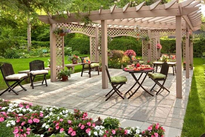 romantisches design pergola blumen patio gerüst kletterpflanzen