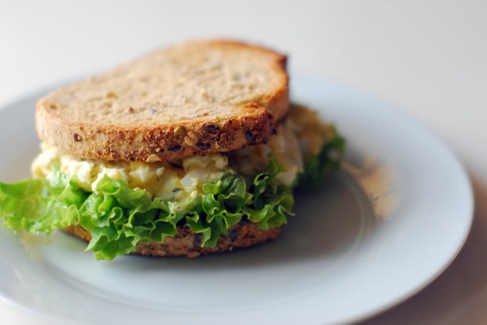 sandwich kopfsalat eiersalat vollkornbrot gesunde ernaehrung
