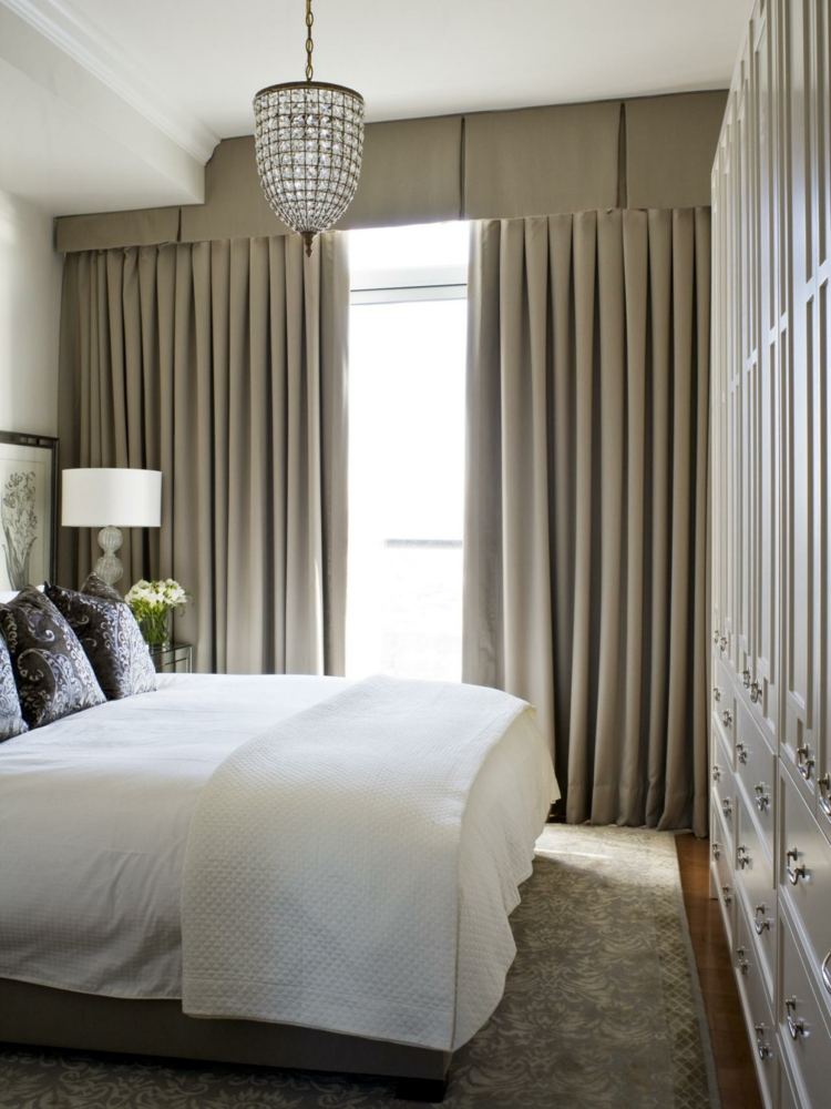 schlafzimmer design beige hell kleiderschrank vorhaenge elegant