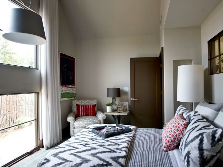 schlafzimmer design grau bett sitzecke sessel beistelltisch