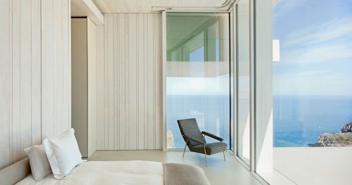 schlafzimmer design haus balkon meer ausblick bett sessel