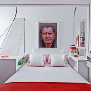 schlafzimmer design klein idee weiss einrichtung einbauschraenke rot akzente