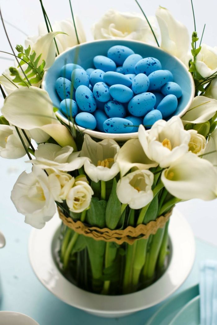 schnittblumen oster dekoration tulpen weiß schale eier blau