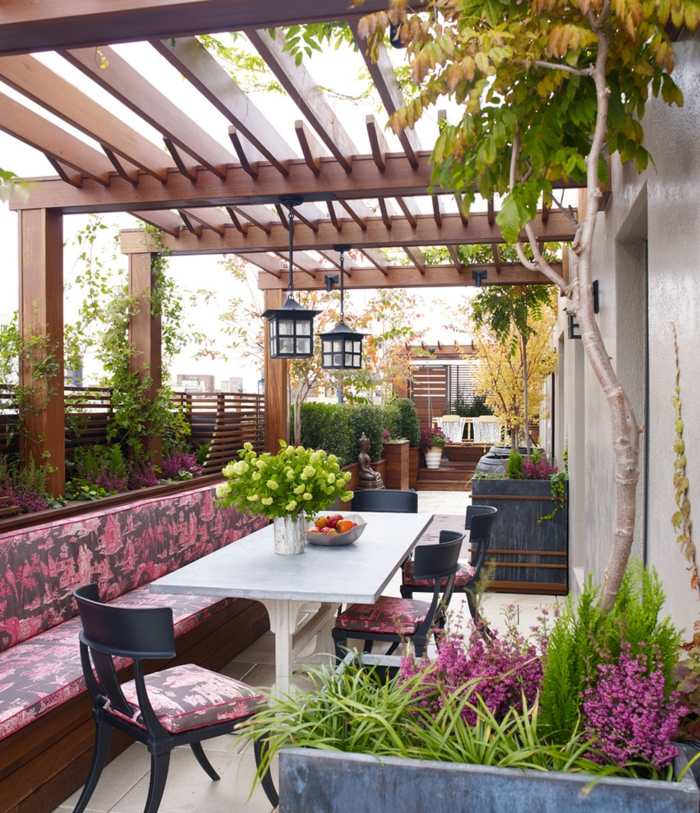 sitzbereich outdoor pergola design idee dunkles holz pflanzen
