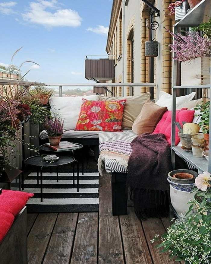 sitzecke balkon teppich streifen dekokissen outdoor parkett