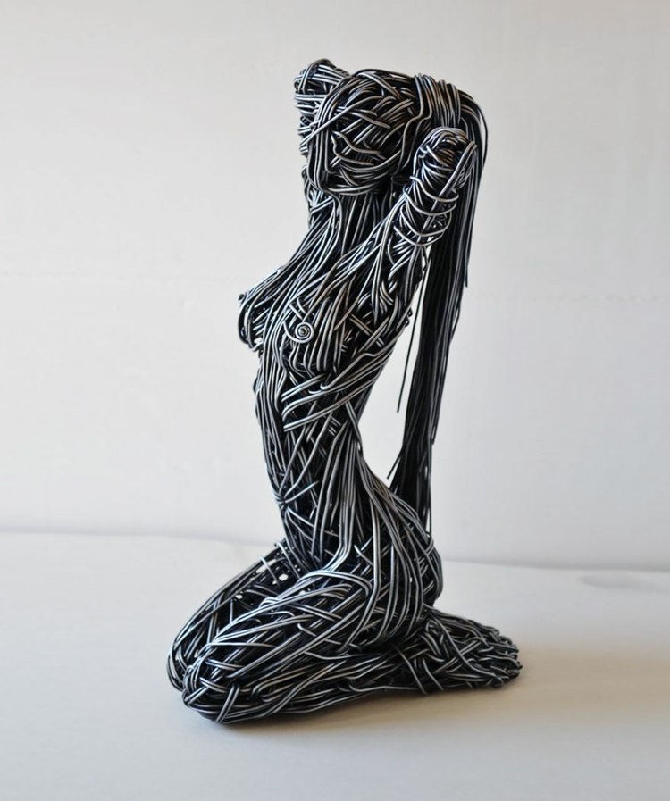 skulptur idee draht stainthorp frau sitzen kunstvoll