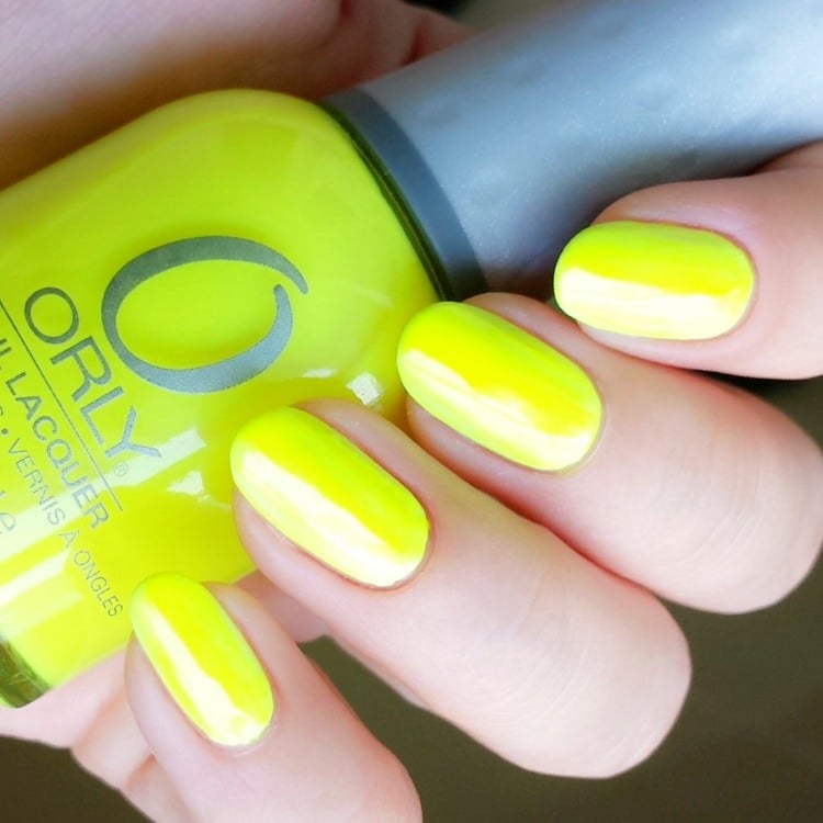 sommer-nageldesign-nagellack-neon-gelb-leuchtend-farbe-attraktiv