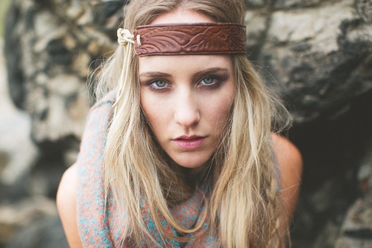 Sommerfrisuren mit Haarband -braun-boho-hippie-chic-leder-laessig