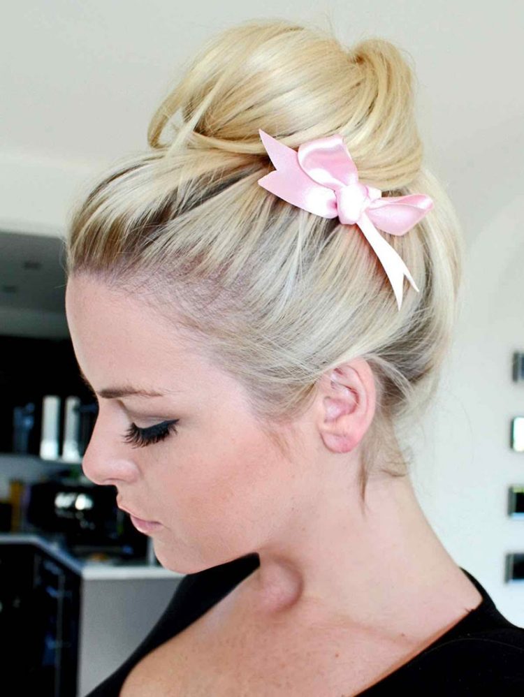 Sommerfrisuren mit Haarband -hochgesteckt-zusammengebunden-schleife-pink