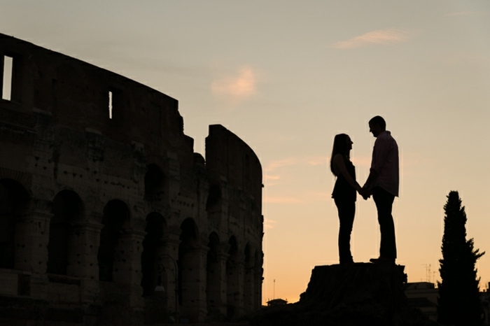 sonnenuntergang liebespaar foto händchen halten koloesseum romantisch rom