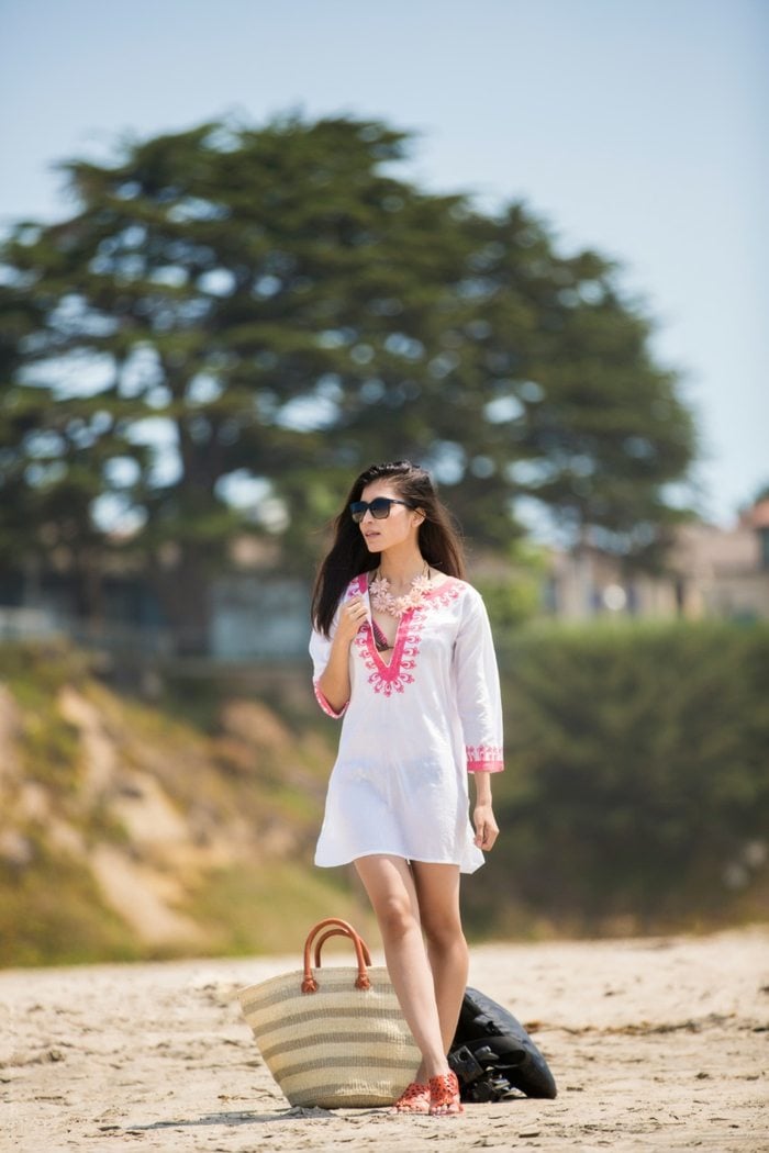 strand outfit idee sommer taschen tunika weiß rosa