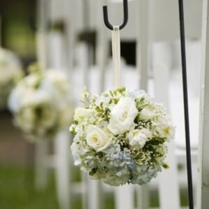 stuhl dekoration hochzeit weiße rosen blumen hängen