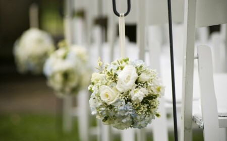 stuhl dekoration hochzeit weiße rosen blumen hängen