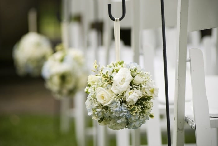 stuhl dekoration hochzeit weiße rosen blumen hängen