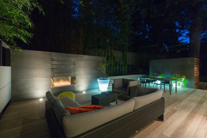 terrasse-gestalten-ideen-outdoor-sofa-set-polyrattan-gestell-wandkamin-eingebaut