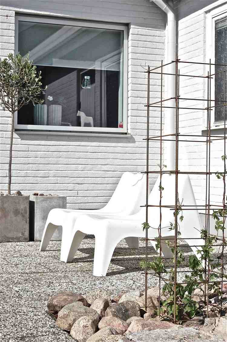 terrasse-gestalten-olivenbaum-minimalistisch-skandinavisch-design-weiss-steine-plastik-stuuehle