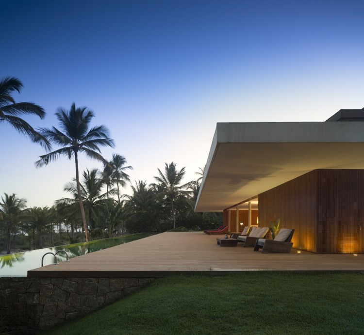 terrasse haus design idee beleuchtung pool palmen