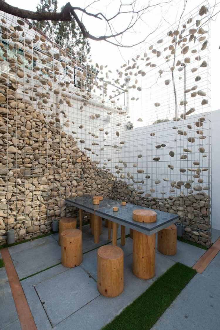 terrasse mauer sitzbereich gabionenzaun-steine esstisch