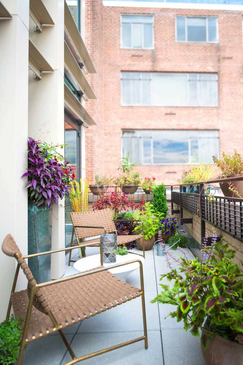 terrasse und balkon bunte blaetter stuhl flechtdesign gelaender metall