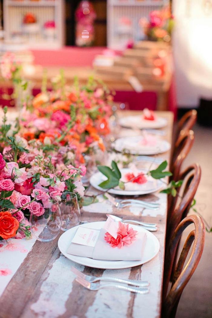 tischdeko zur hochzeit rosa rosen geschirr vintage