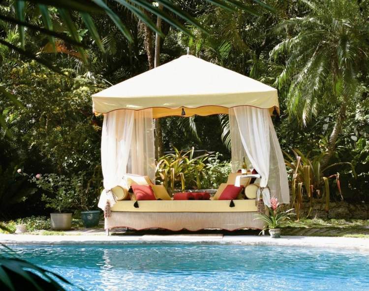 tropisches outdoor gestalten tagesbett ueberdachung pool palmen