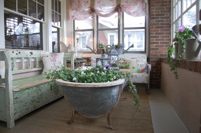 veranda dekorieren badewanne vintage stil pflanzen blumentopf sitzecke