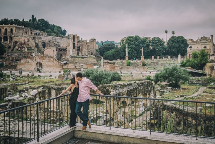 verlobung in rom terrasse balkon kuss antik reise