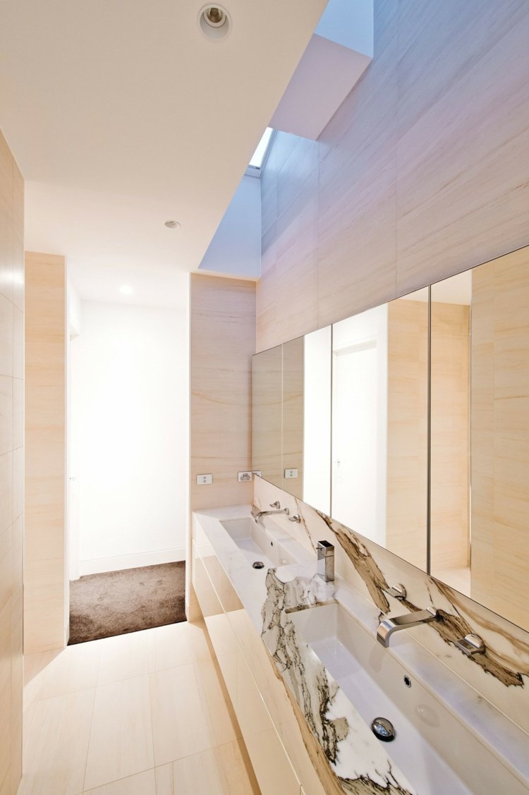 weisses badezimmer marmor stein spiegel modern elegant