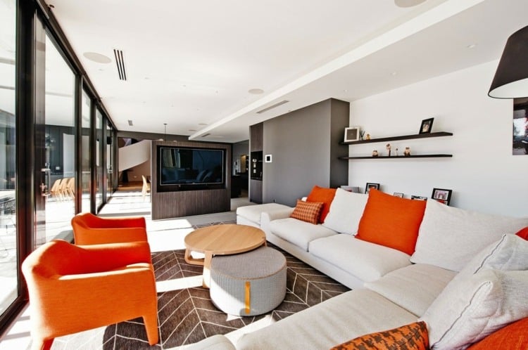 wohnzimme design weiss orange sofa sessel kissen