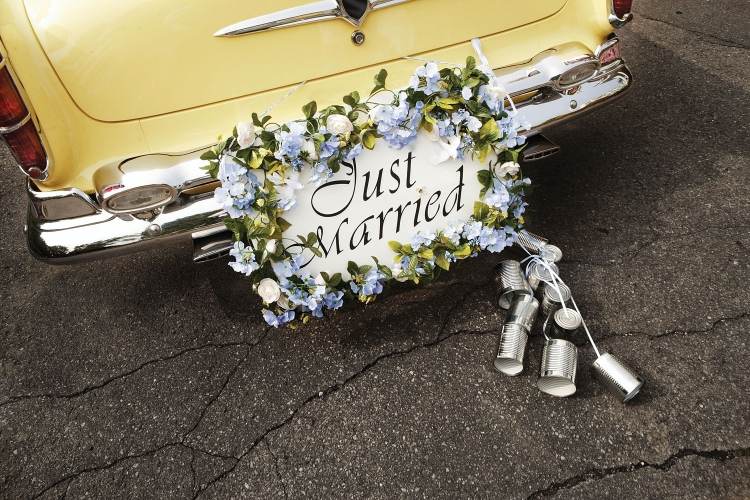 Autoschmuck-Hochzeit-Blumen-frisch-verheiratet-Tabelle