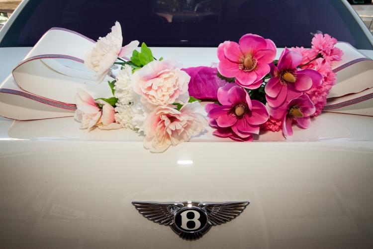 Autoschmuck-Hochzeit-Ideen-modern-Bentley-frische-Blumen