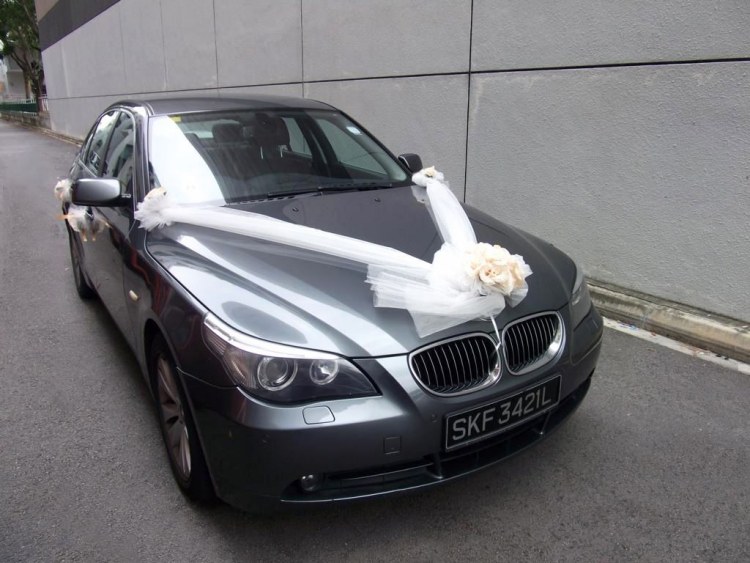 Autoschmuck-Hochzeit-Ideen-weiss-vorne-Organza-BMW