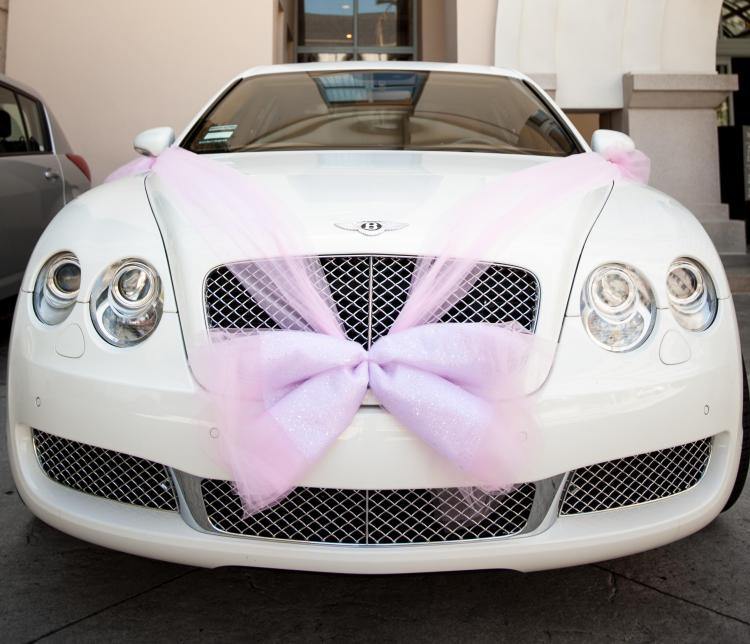 Autoschmuck-Hochzeit-rosa-Schleife-vorne-Bentley