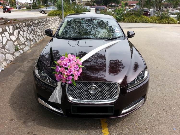 Autoschmuck-Hochzeit-rosa-lila-Blumen-Autoschleife-Maserati