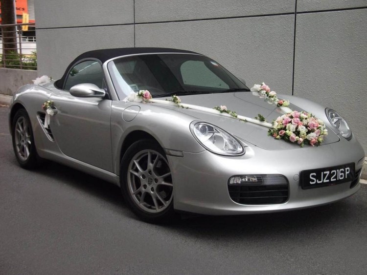 Autoschmuck-Hochzeit-rosa-weisse-Rosen-vorne-Porsche