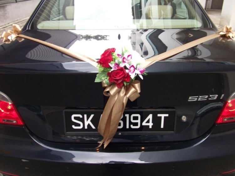 Autoschmuck-Hochzeit-rote-Rose-Goldschleife-weisse-Orchidee-BMW