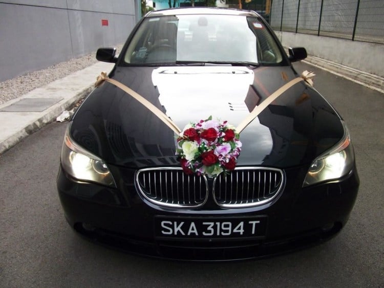 Autoschmuck-Hochzeit-rote-Rosen-Bmw-vorne-Ideen