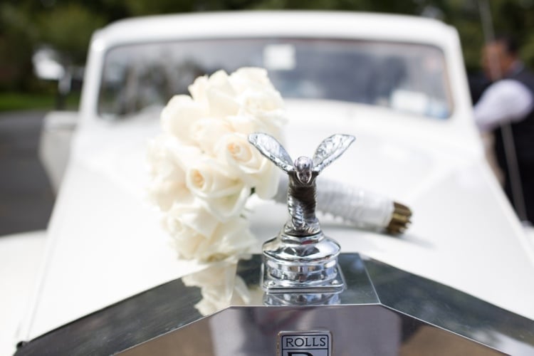 Autoschmuck-Hochzeit-weisse-Rosen-Rolls-Royce