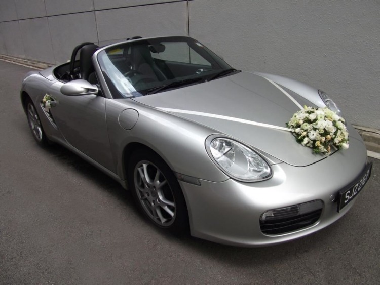 Autoschmuck-Hochzeit-weisse-Rosen-Schleife-vorne-Porsche