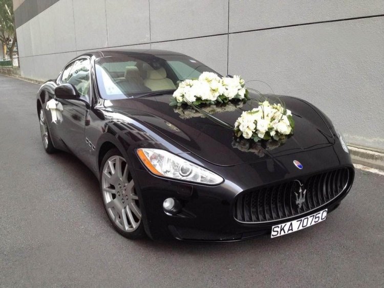 Autoschmuck-Hochzeit-zwei-Blumen-Arrangements-vorne-BMW