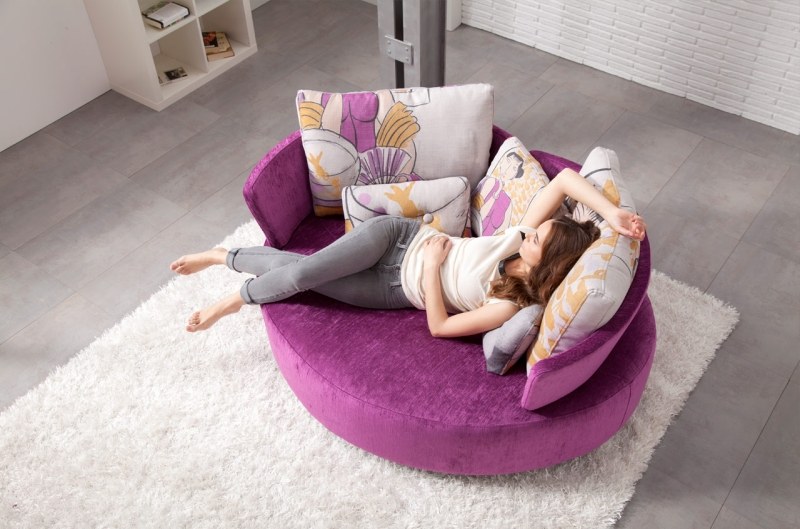Big-Sofa-lila-moderne-Form-Idee-MyCuore