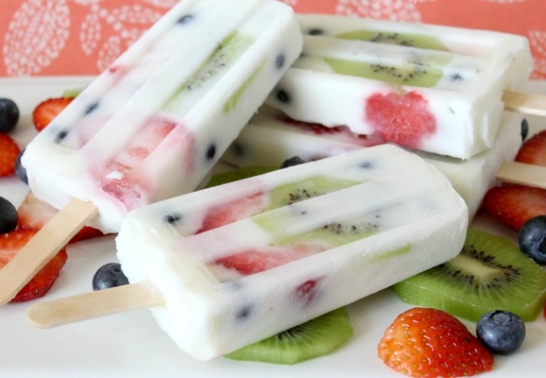 Eis selber machen-Joghurt-Kiwi-Erdbeeren
