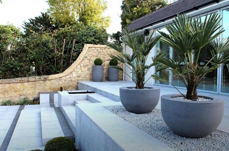 Gartendeko-Ideen-Blumenkuebel-Beton-oval-modern