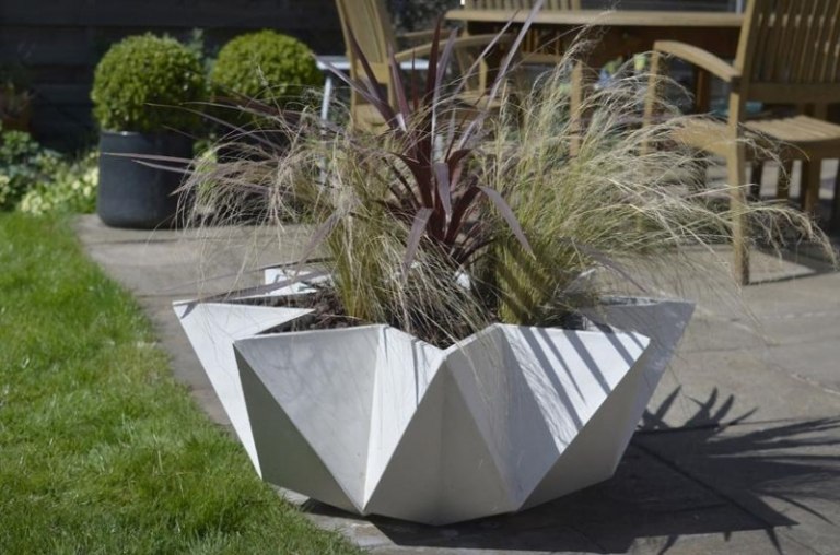 Gartendeko Ideen Pflanzkuebel-Beton-Terrasse