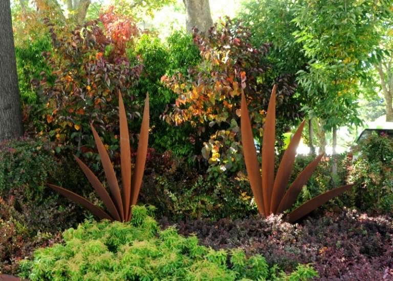 Gartendeko-Ideen-modern-Cortenstahl-Gartenstatue-immergruene-Pflanzen