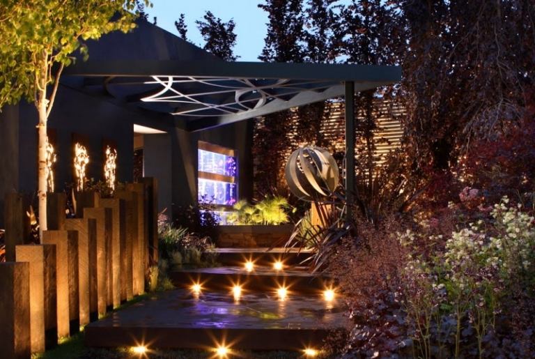 Gartendeko-Ideen-modern-Gartenskulptur-Beleuchtung-Cortenstahl